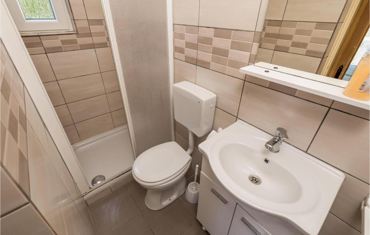 1 Bedroom Amazing Apartment In Kampor Exterior foto
