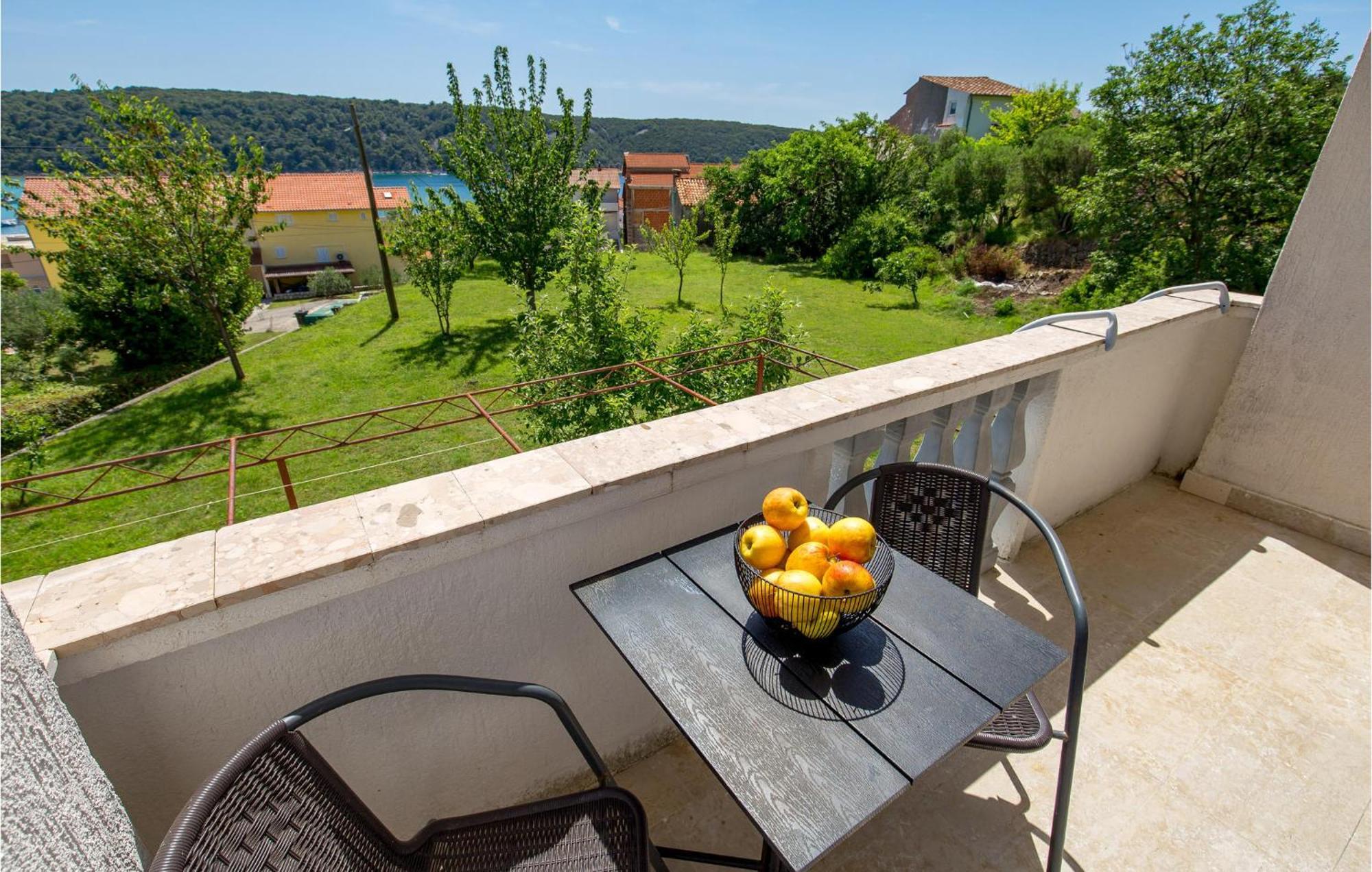 1 Bedroom Amazing Apartment In Kampor Exterior foto