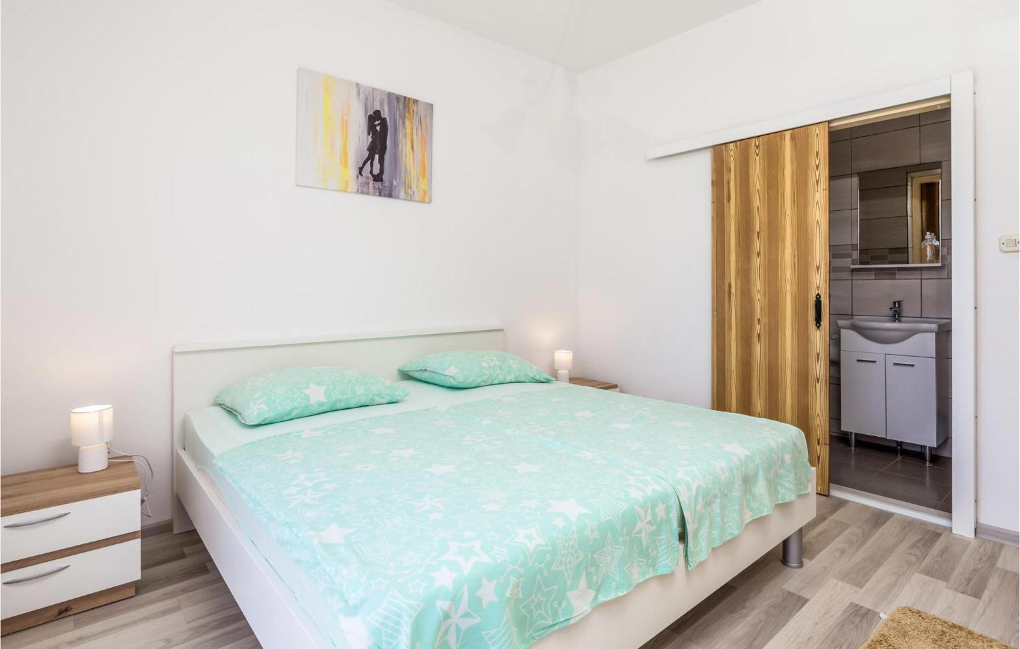 1 Bedroom Amazing Apartment In Kampor Exterior foto